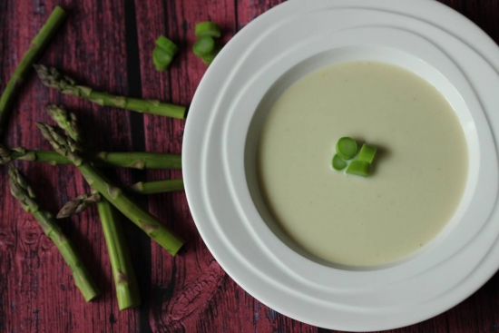 Spargelcremsuppe mit grünem Spargel