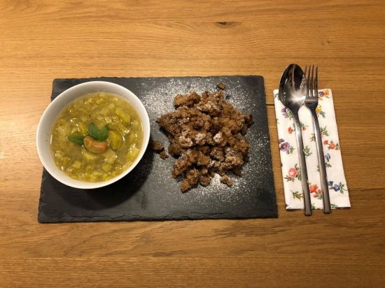 Grießschmarrn mit Rhabarberkompott